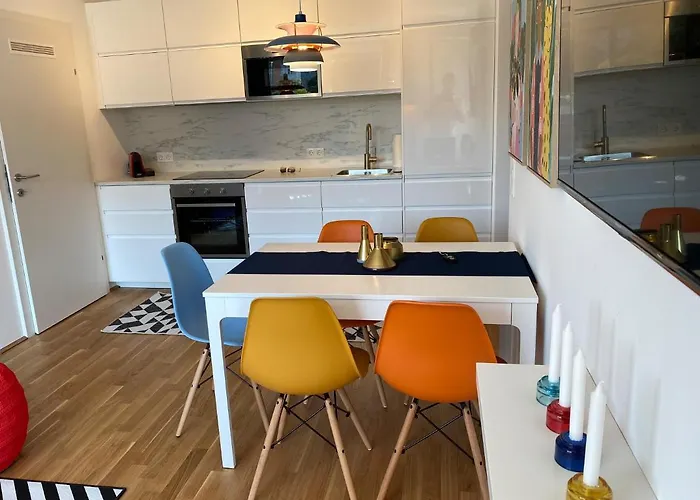 Апартаменты Brand New Cozy 10 Min To Center *